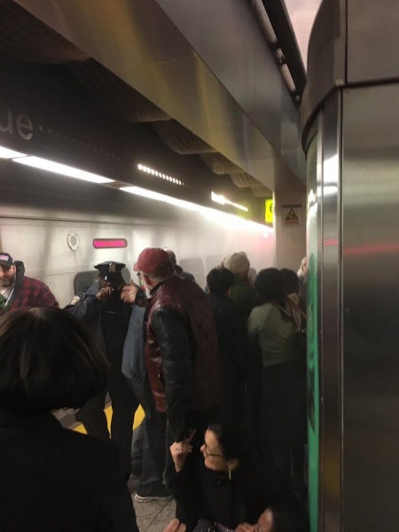 У Нью-Йорку поїзд зійшов з рейок, є постраждалі